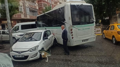 Siirt'te Belediye Otobüsü ile Otomobil Çarpıştı 