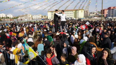 Siirt'te, binlerce kişi Newroz coşkusu yaşadı