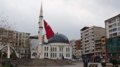 Siirt'te Dev Türk Bayrağının dolandığı cami alemi yerinden söküldü