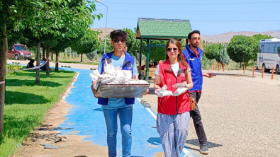 Siirt'te Genç Gönüllüler, Sınava Giren Öğrencilerin Velilerine İkramlık Dağıttı