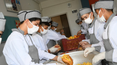 Siirt'te Günde 10 Bin Ekmek Üreten Öğrenciler, 2 Bin Kişi İçin de Yemek Üretimine Başladı