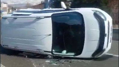 Siirt'te Hafif Ticari Araç Yan Yattı: 2 Yaralı