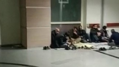 Siirt'te Hasta Yakınları Hastane Koridorunda Yerde Yatıyor