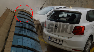 Siirt'te Hastanenin Dış Cephe Camı Otomobilin Üstüne Düştü