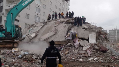 Siirt'te Her Evden Bir Battaniye Kampanyası! Depremzedelerin En Çok Battaniyeye İhtiyacı Var