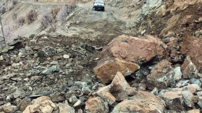 Siirt'te heyelan köy yolunu ulaşıma kapattı
