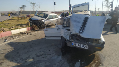 Siirt'te İki Araç Çarpıştı: 3 Yaralı