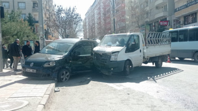 Siirt'te iki aracın karıştığı kazada 1 kişi yaralandı