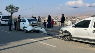 Siirt'te Kamyonet Otomobile Arkadan Çarptı