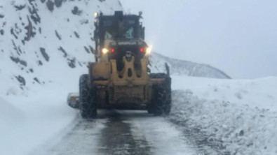 Siirt'te Kar Köy Yollarını Kapattı! Ekipler Seferber Oldu