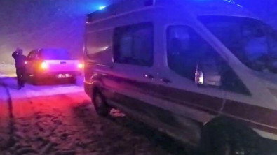 Siirt'te Kar Yağışı Nedeniyle Ambulans Yolda Kaldı