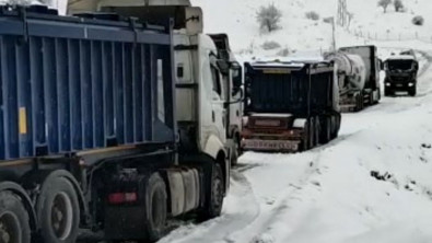 Siirt'te Kar Yağışı Nedeniyle Araçlar Yolda Kaldı!