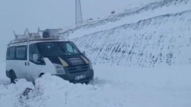 Siirt'te kardan dolayı kapanan grup köy yolu ulaşıma açıldı