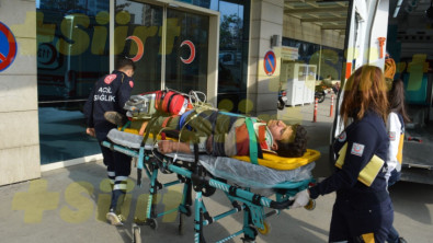 Siirt'te Kayalıklardan Düşen Çocuğu Ailesi Araçla Hastaneye Götürürken Kaza Yaptı