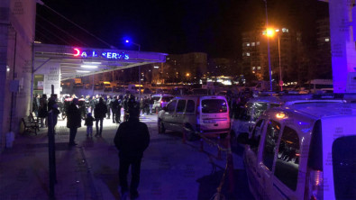 Siirt'te Kazada Yaralanan Öğrencinin Vefat Haberi Sonrası Hastane Önünde Arbede Yaşandı
