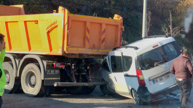 Siirt'te Kontrolden Çıkan Araç Kamyonun Altına Girdi: 1 Yaralı 