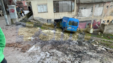 Siirt'te Kontrolden Çıkan Kargo Aracı Evin Balkonuna Girdi