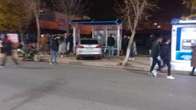 Siirt'te Kontrolden Çıkan Otomobil Otobüs Durağına Daldı!