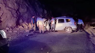 Siirt'te Kontrolden Çıkan Otomobil Kaza Yaptı: Aynı Aileden 4 Kişi Yaralandı