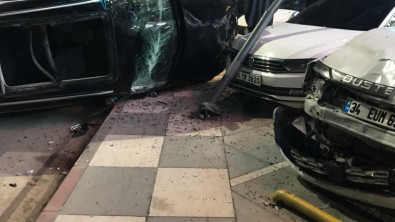 Siirt'te Kontrolden Çıkan Otomobil Park Halindeki Araca Çarpıp Takla Attı