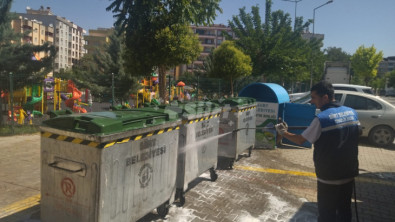 Siirt'te Kötü Kokuların Önüne Geçmek İçin  Çöp Konteynerleri Dezenfekte Ediliyor!