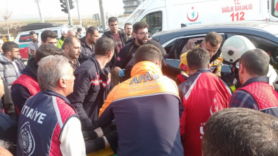 Siirt'te Minibüs ile Otomobil Çarpıştı: Araçta Sıkışan 3 Kişi Yaralandı 