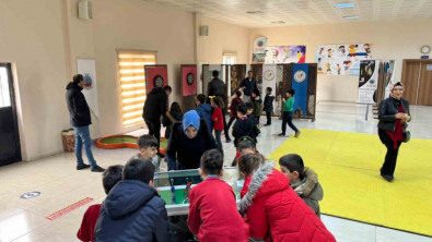 Siirt'te öğrenciler belediyenin spor tesisinde eğlenceli vakit geçiriyor