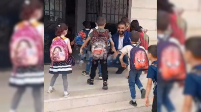 Siirt'te okul müdürü öğrencilerini kapıda karşıladı