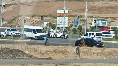 Siirt'te Polis Aracı İle Sivil Otomobil Çarpıştı