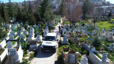 Siirt'te Şehir Mezarlıklarında Ot İlaçlama Ve Temizlik Çalışması Yapıldı