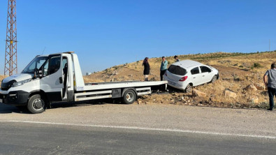 Siirt'te Sürücü Uyuya Kaldı! Otomobil Yoldan Çıktı