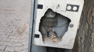 Siirt'te Tahrip Edilen Elektrik Panosu Tehlike Saçıyor