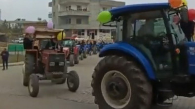 Siirt'te Traktörlerden Oluşan Düğün Konvoyu Renkli Görüntülere Sahne Oldu