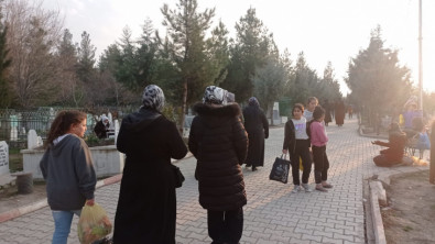 Siirt'te Vatandaşlar Regaip Kandili Nedeniyle Mezarlıklara Akın Etti