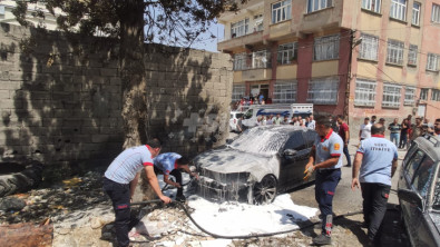 Siirt'te yere dökülen köz parçaları otomobilin alev alev yanmasına neden oldu!