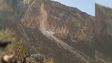 Siirt'teki Deprem Anı Çobanın Kamerasına An Be An Yansıdı! Dağın Yamacından Dev Kayalar Yuvarlandı!
