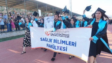 Siirt Üniversite'sinin Mezuniyet Töreninde Depremde Hayatını Kaybeden Siirt Üniversitesi Öğrencileri Unutulmadı!