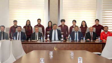 Siirt Üniversitesi Rektörü Şındak, Türkiye Şampiyonasında Dereceye Giren Sporcularla Bir Araya Geldi!