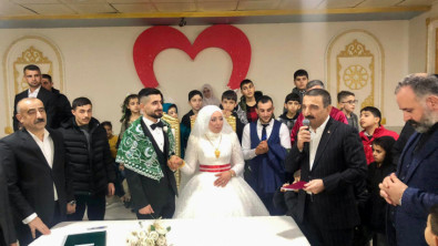 Siirt Valisi Hacıbektaşoğlu, Kılıçaslan ve Aydar Ailelerinin Mutlu Gününde Nikah Şahitliği Yaptı