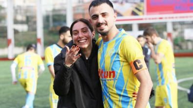 Siirtli futbolcudan saha içinde evlenme teklifi