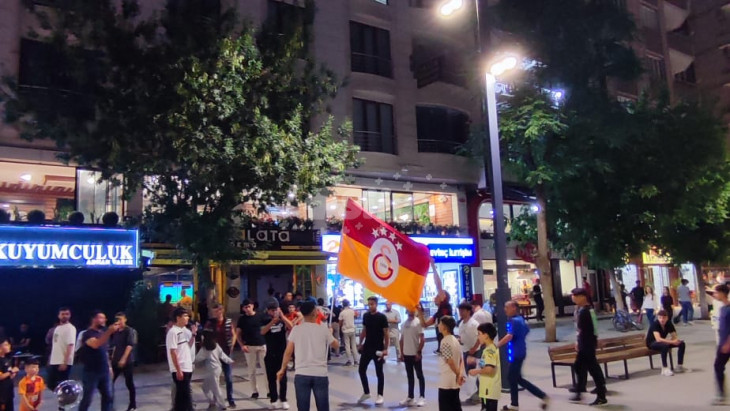 Siirtli Galatasaraylılar Derbi Galibiyeti ve Şampiyonluğu Kutluyor