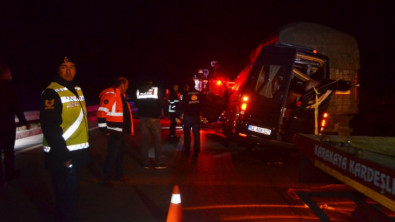 Tiyatro oyuncularını taşıyan minibüs TIR'a çarptı: 3 oyuncu yaşamını yitirdi