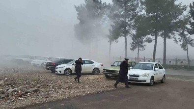 Toz bulutu nedeniyle araçlar durdu, yayalar kaçtı