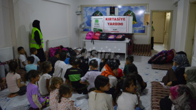 Umut Kervanı Siirt'te öğrencilere kırtasiye yardımında bulundu