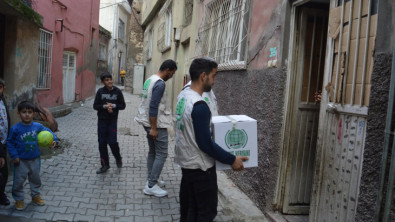 Umut Kervanı Siirt'te yüzlerce aileye Ramazan yardımı ulaştırdı