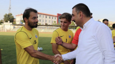 Vali Hacıbektaşoğlu, Siirt il Özel İdare Sporlu Futbolcularla Yeni Sezon Öncesi Bir Araya Geldi