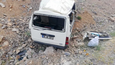 Van'da işçileri taşıyan minibüs devrildi:  2'si öldü, 8'i yaralandı!